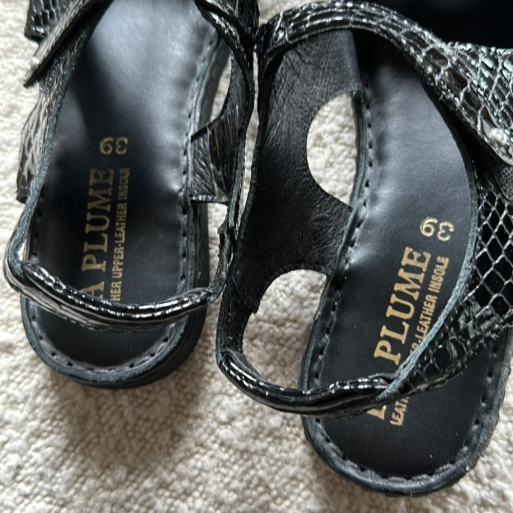 La Plume Italy black patent textured leather sling back sandals 🌸